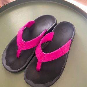 Olukai Ohana Flips Orchid Flower/Black Size 7